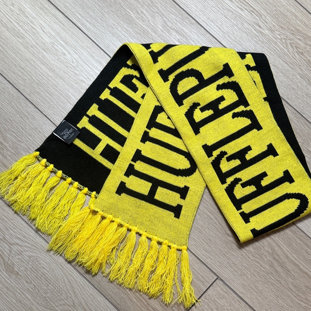 Universal Studios Wizarding World Harry Potter Hufflepuff Reversible Scarf
